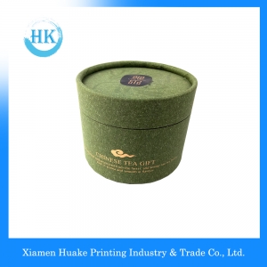 O ouro impresso verde que carimba o chá que embala o tubo cinzento do núcleo do papel da placa com o tampão da aleta 