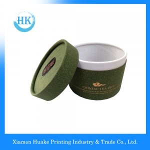 O ouro impresso verde que carimba o chá que embala o tubo cinzento do núcleo do papel da placa com o tampão da aleta 